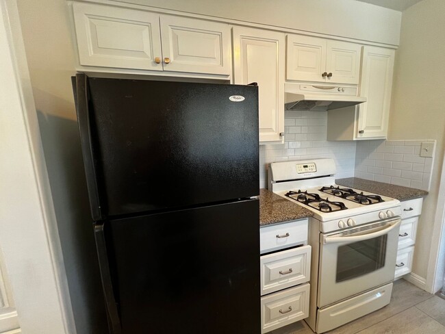 Building Photo - 2 Bedroom 1 Bath Apartment for Rent in Arcadia with New Ductless A/C