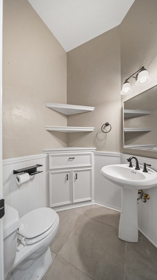 Building Photo - Experience the luxury of resort-style living in Bentwater, one of Lake Conroe’s premier gated com...