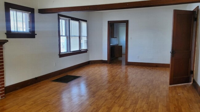 Building Photo - 1009 N Grand Ave