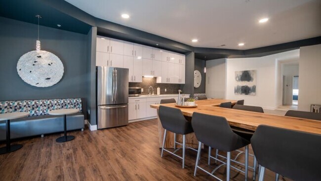 Building Photo - 10250 Gateway Pl