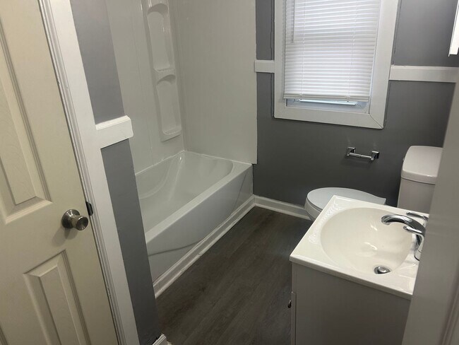 Building Photo - 2 Bedroom House