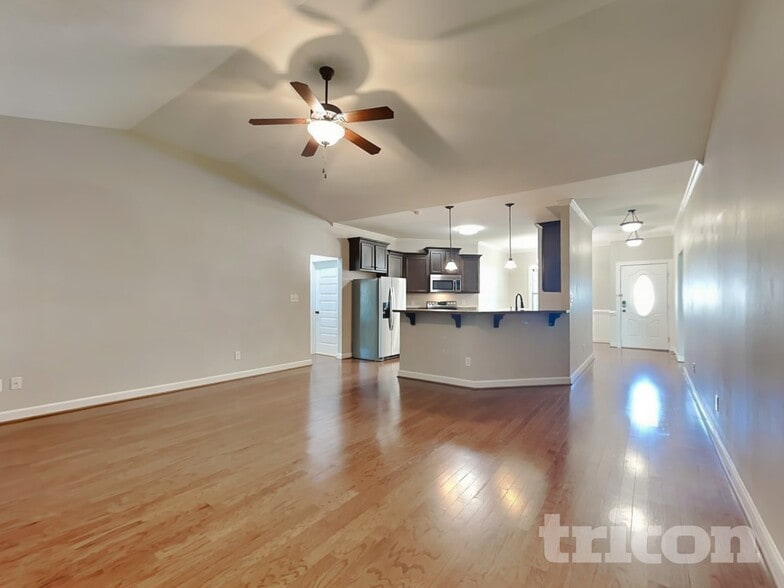 Building Photo - 102 Pinewinds Ct