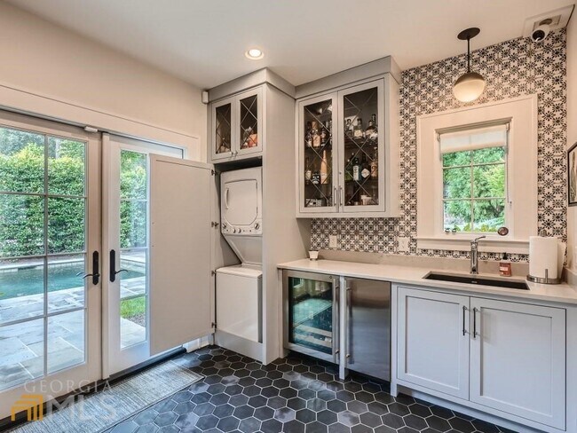 Building Photo - 3312 W Shadowlawn Ave NE