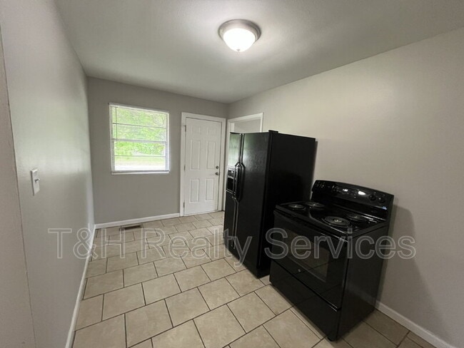 Building Photo - 622 Brewer Pl