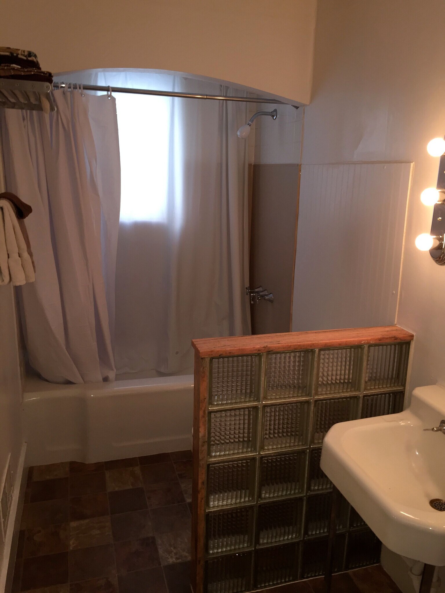 Building Photo - 908 Columbia Ave