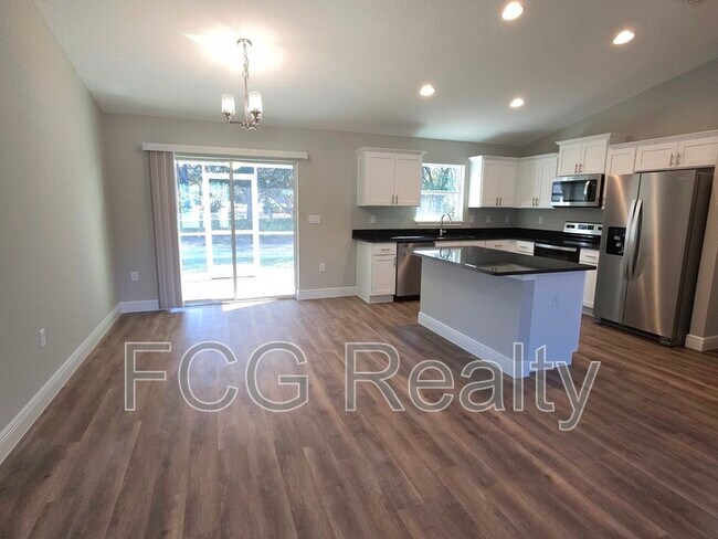 Building Photo - 10 Pine Cir Way