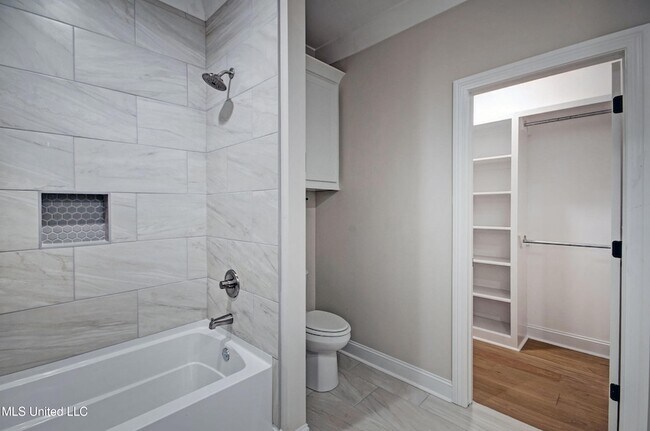 Building Photo - 117 Southern Oak Wy