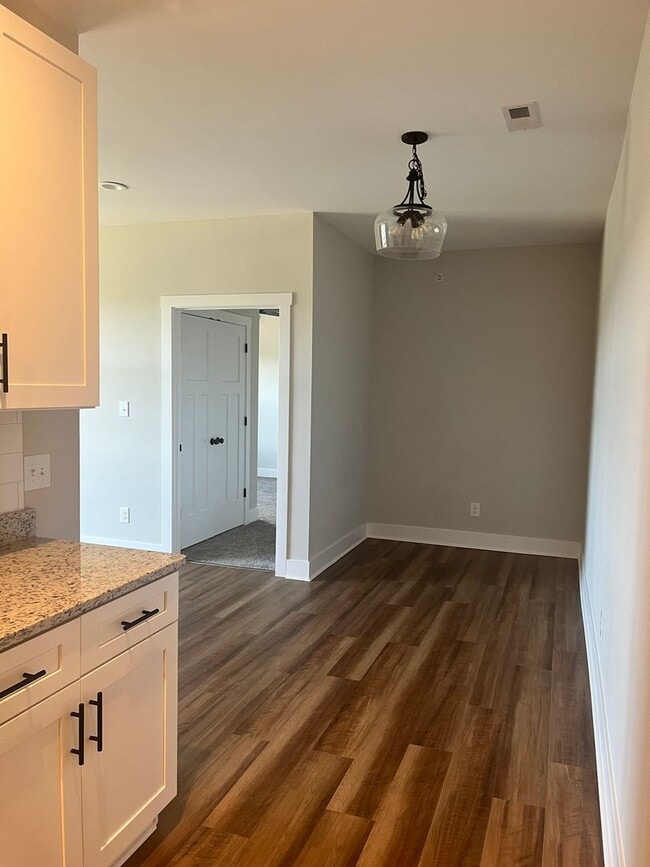 Building Photo - Gorgeous upscale apartment in the heart of...