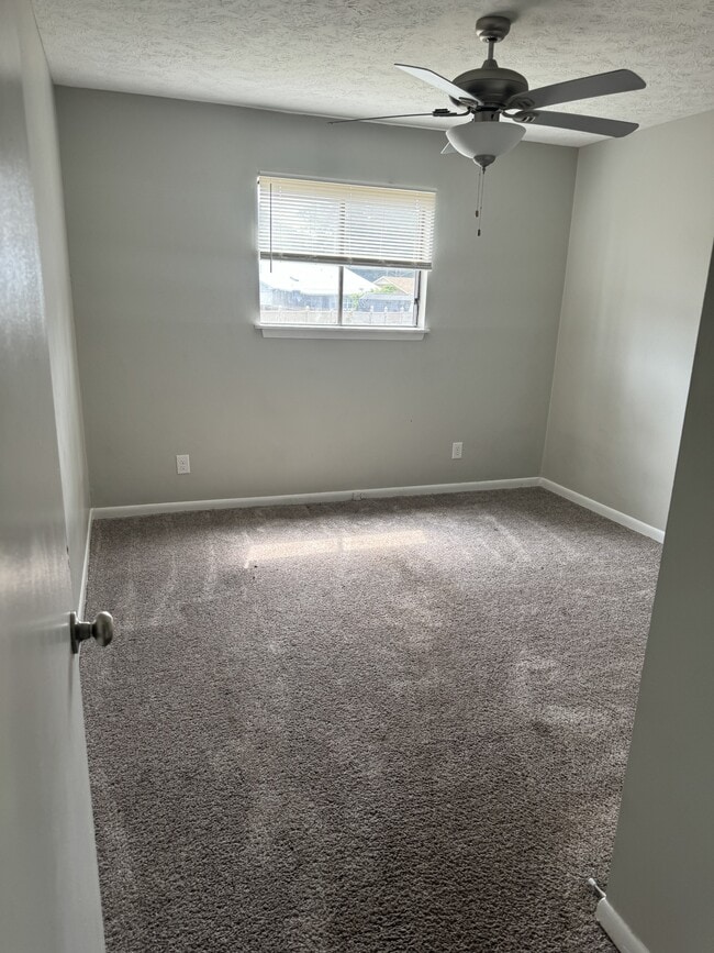 Building Photo - 835 Applewood Ln