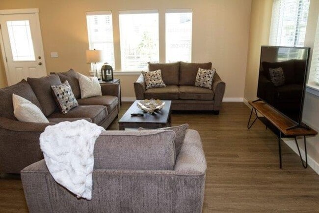 Building Photo - 3 Bedroom 2.5 Bath Duplex with 2 Car Garage. Schedule a tour today!