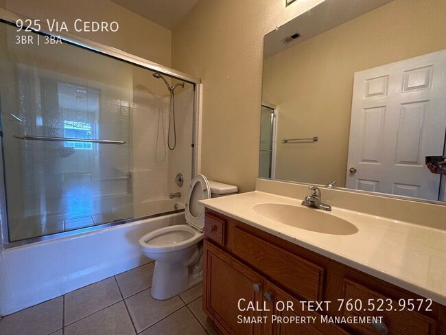 Building Photo - Beautiful Chula Vista 3bed+1 Loft, 2.5 bat...