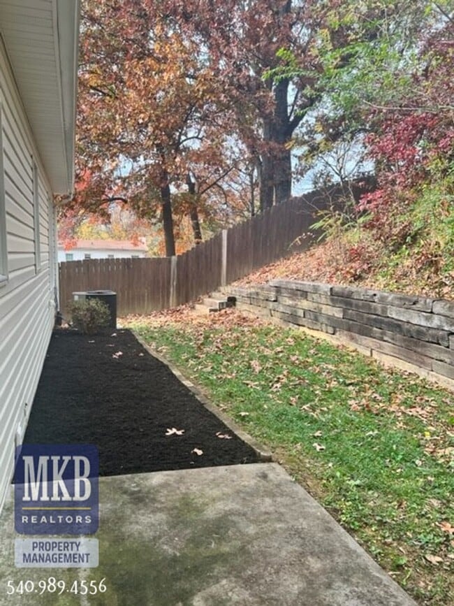 Building Photo - Spacious 3 Bedroom/ 2.5 Bath Home