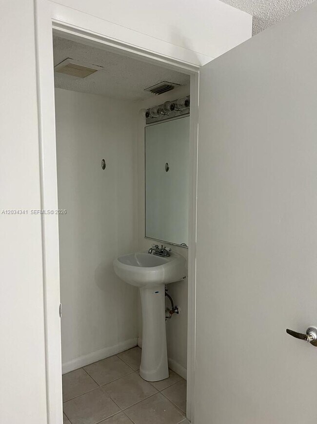 Building Photo - 13785 Bottlebrush Ct