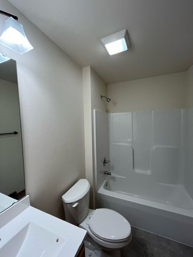 Building Photo - 517