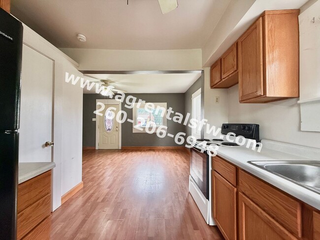 Building Photo - 2 Bedroom House