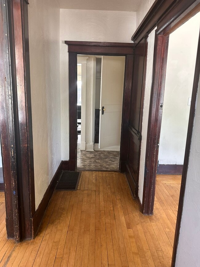 Building Photo - 1332 E 400 S