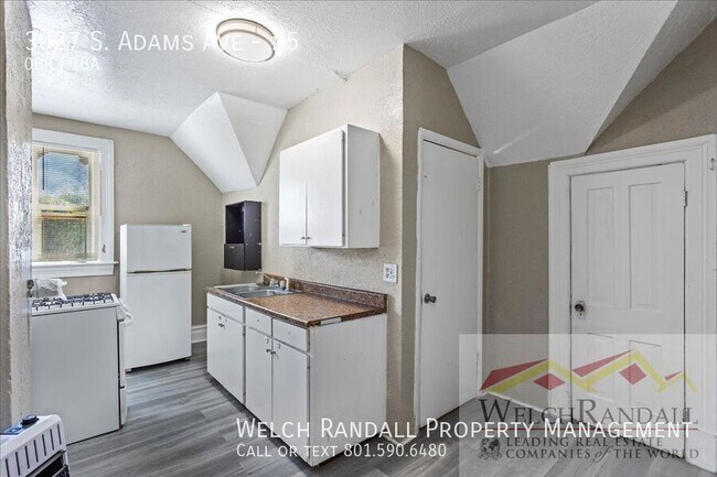 Building Photo - 3027 S Adams Ave