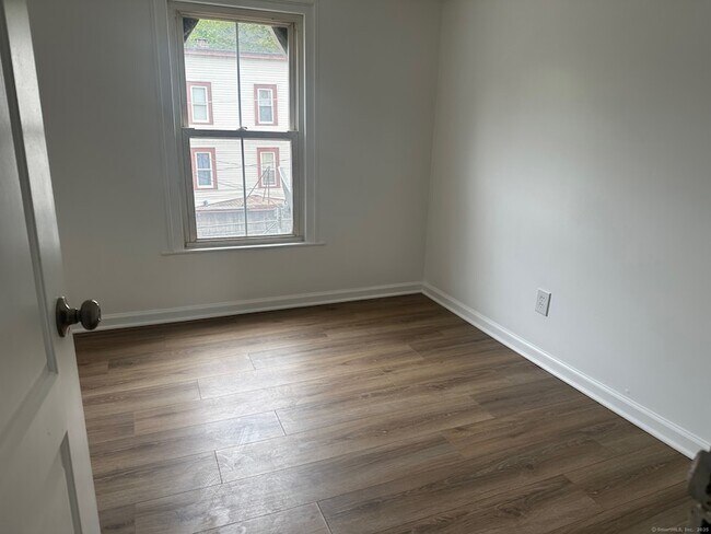 Building Photo - 107 Willow St