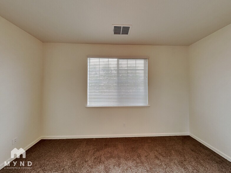 Building Photo - 1088 Crown View Dr