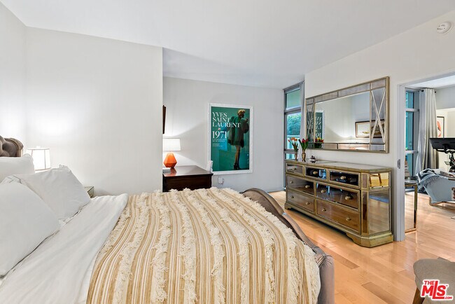 Building Photo - 13700 Marina Pointe Dr