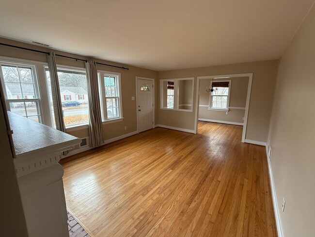 Building Photo - Great Opportunity in Lakeside area