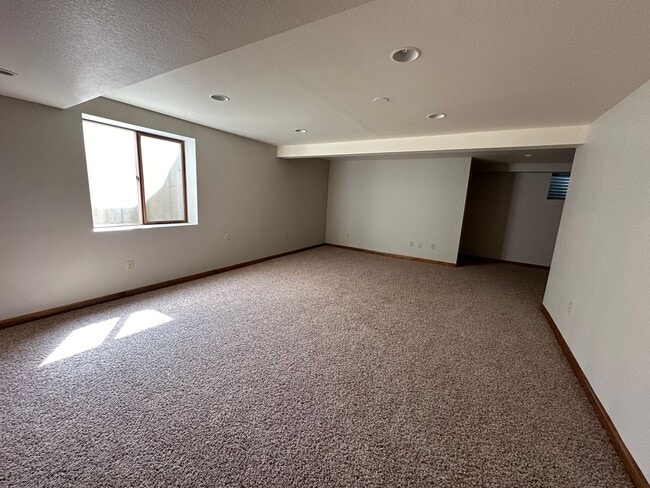 Building Photo - Finished Basement!