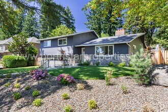 Building Photo - Exceptional Remodel Near Waluga Park