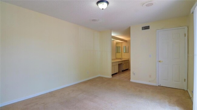 Building Photo - 15206 W Pond Woods Dr