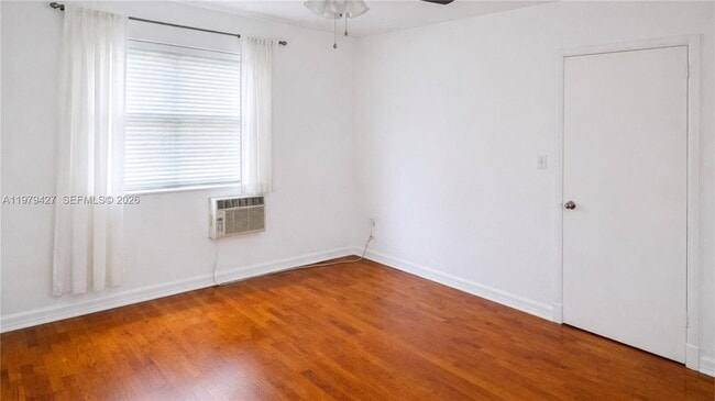 Building Photo - 2135 Bay Dr