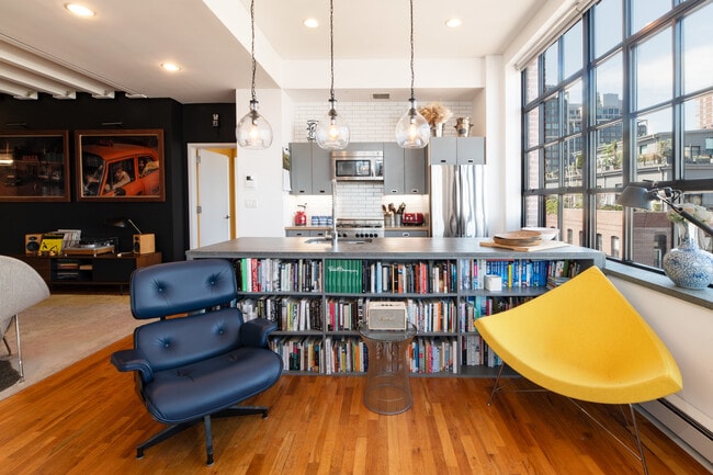 Building Photo - 37 Bridge St