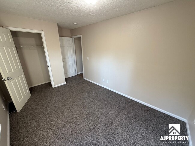 Building Photo - 931 S Newcomb Ave