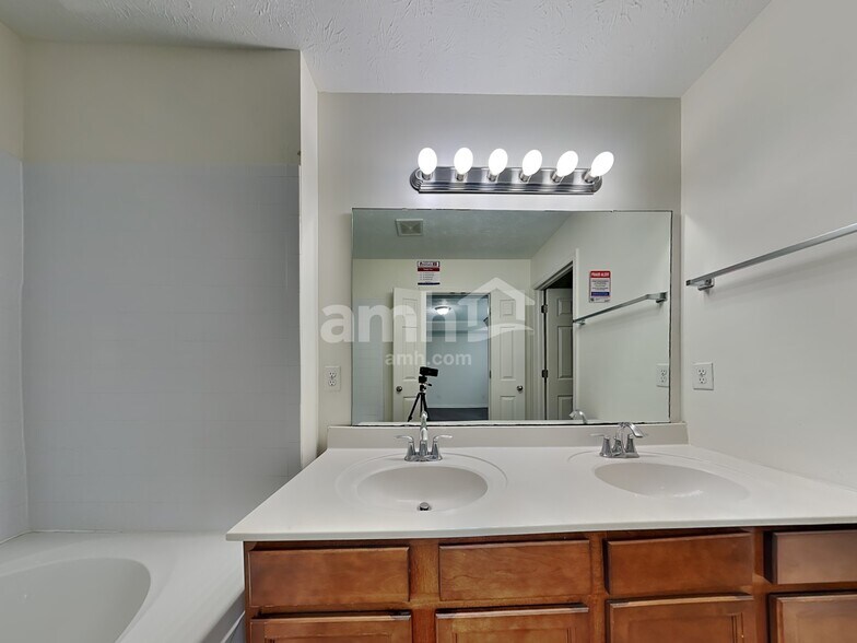 Building Photo - 903 Regency Ct