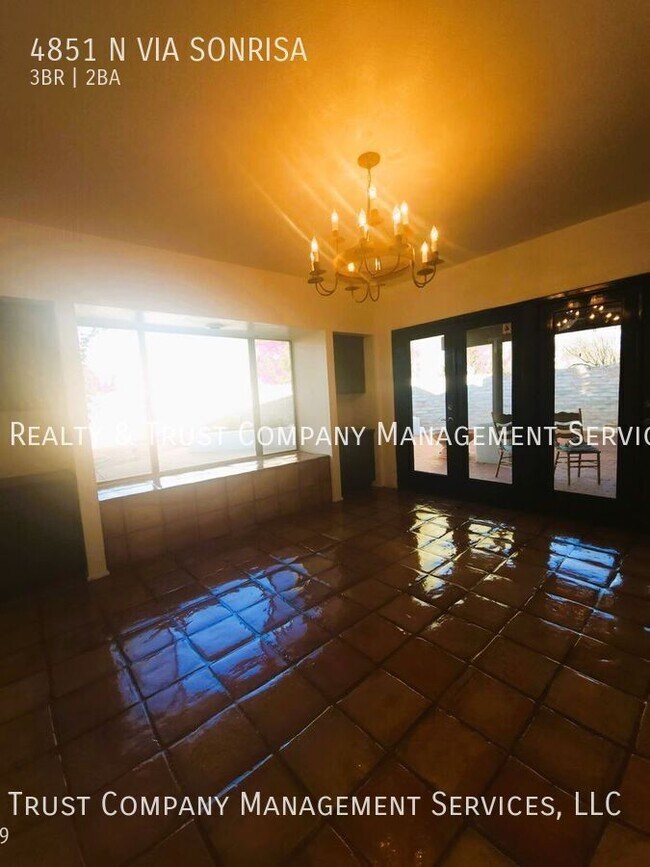 Building Photo - 4851 Vía Sonrisa