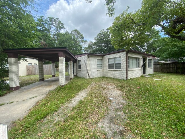 Primary Photo - Large 4/1 on Northside of Jacksonville!
