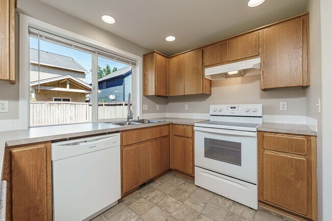 Building Photo - Your Next Home Awaits! 4BR/2.5BA with Fenc...