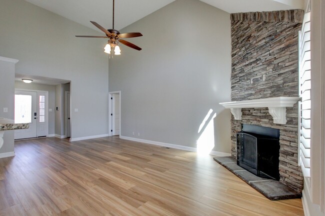 Building Photo - Fantastic Open Floor Plan Home With Stone ...