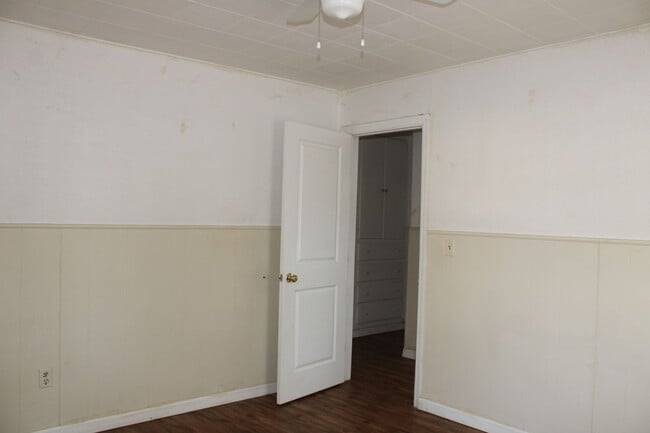 Building Photo - 2 Bed, Tinker Close & Garage!