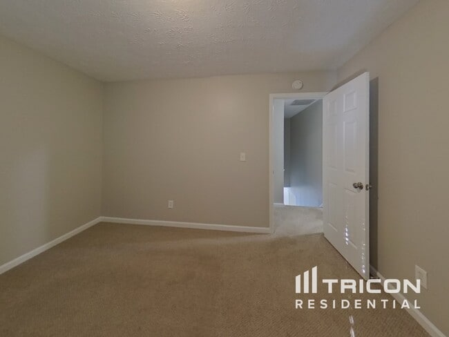 Building Photo - 38 Springbottom Dr SE