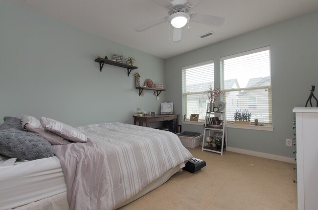 Building Photo - Large 3 bdrm / 2.5 bath with open floor pl...