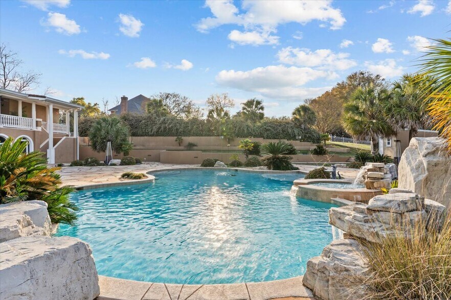 Building Photo - 200 Asphodel Dr