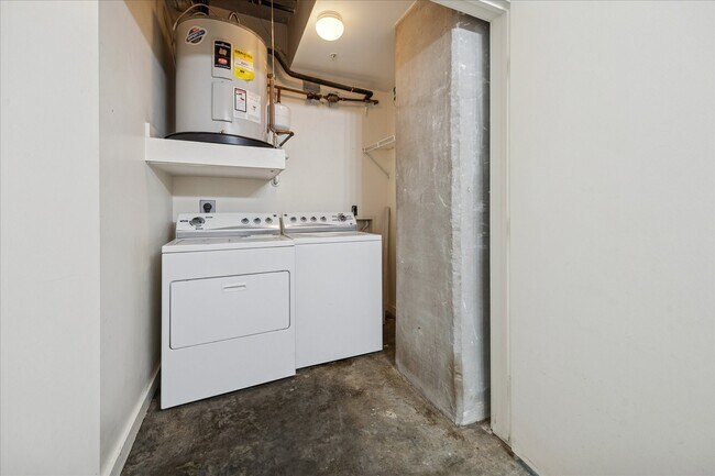 Building Photo - 2000 Bagby St