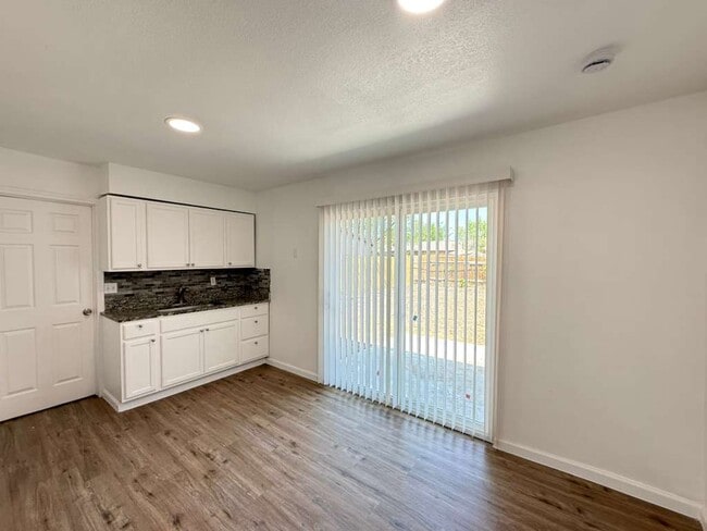 Building Photo - 5331 Bakersfield St