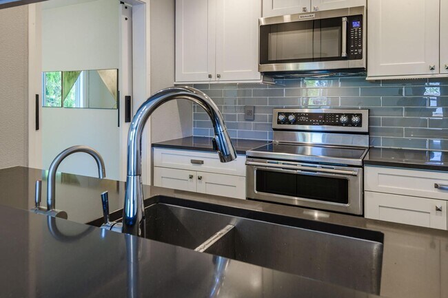 Building Photo - EPIC REA:End-Unit & Top 2 Floor (Penthouse...