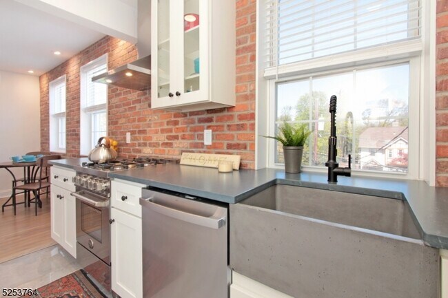 Building Photo - 378 Claremont Ave