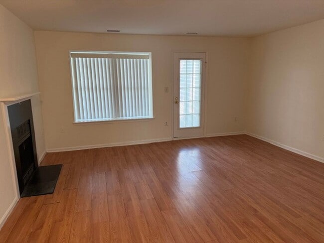 Building Photo - Charming 1 Bed 1 Bath Condo In Convenient Heatherlea