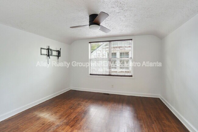 Building Photo - 901 Underwood Ave SE
