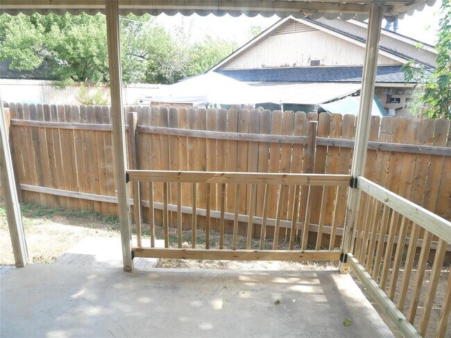 Building Photo - 2005 Old W Pl