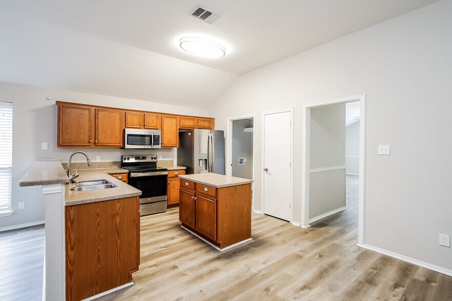 Building Photo - 817 Mackenzi Dr