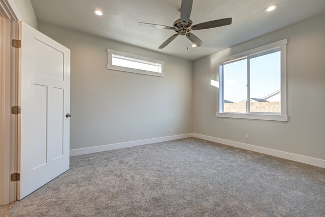 Building Photo - 2593 Sunray Ave