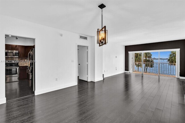 Building Photo - 500 Bayview Dr